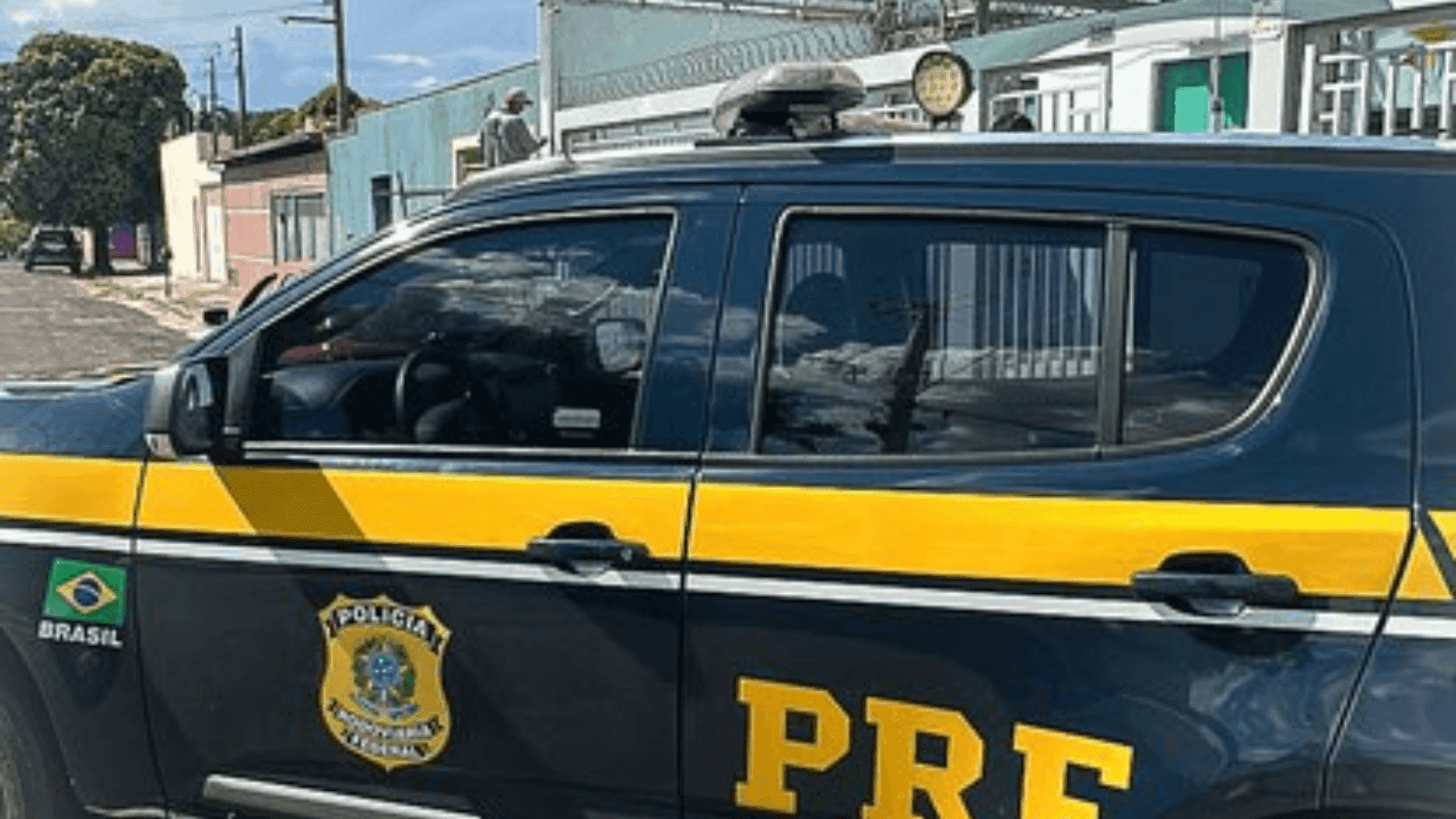O homem estava caminhando às margens da rodovia