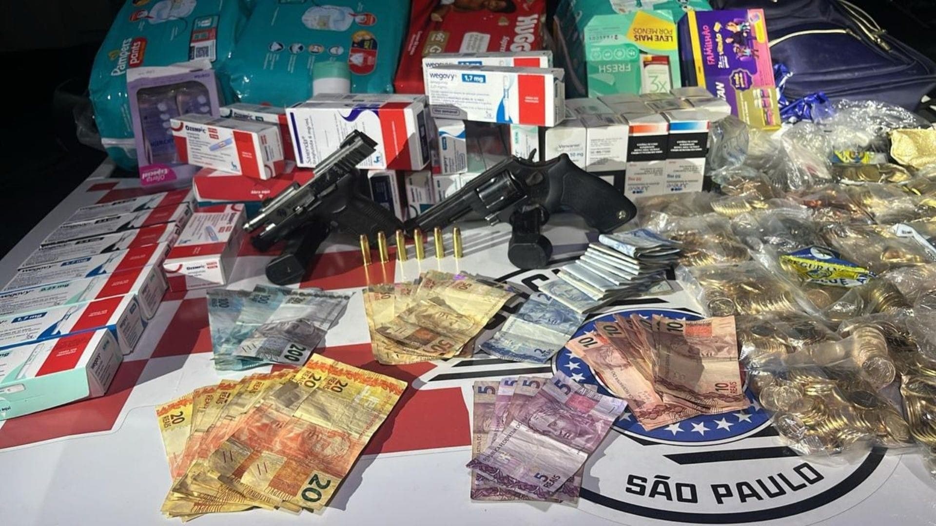 Polícia apreendeu armas e medicamentos