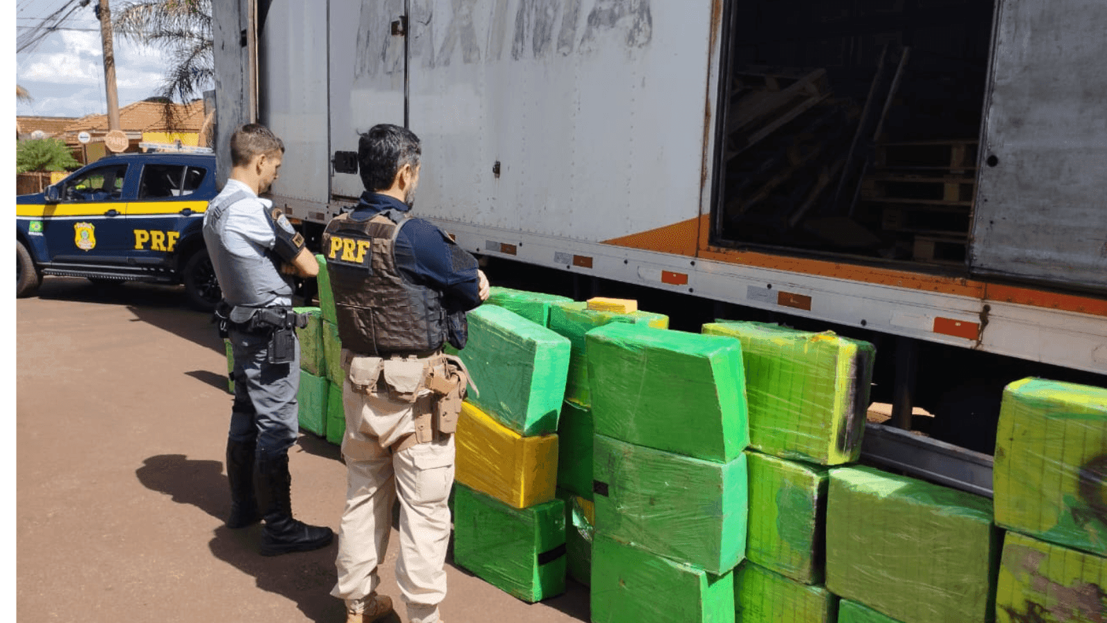 A droga estava escondida em um caminhão baú