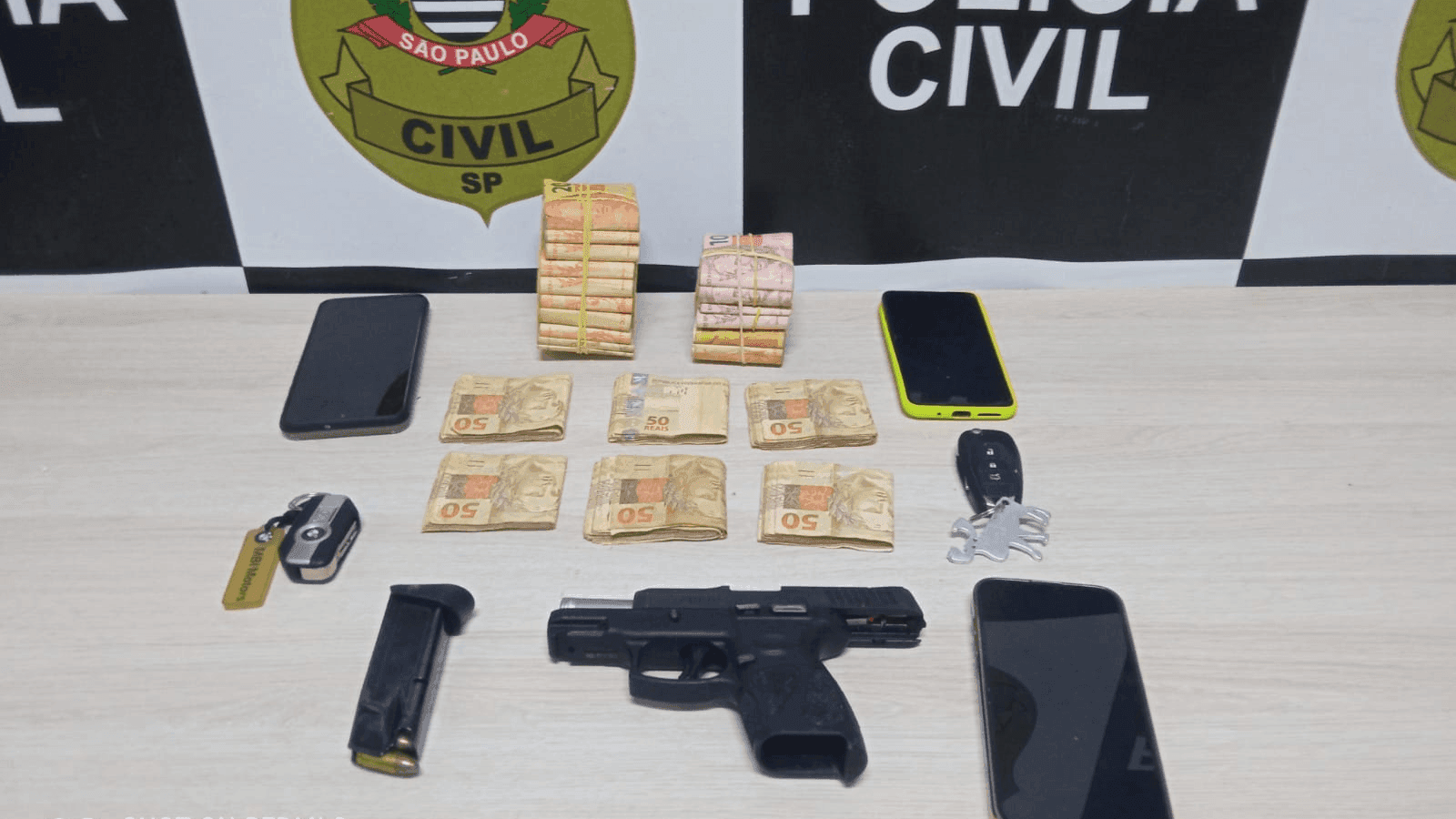 Os três estavam de posse de dinheiro e drogas