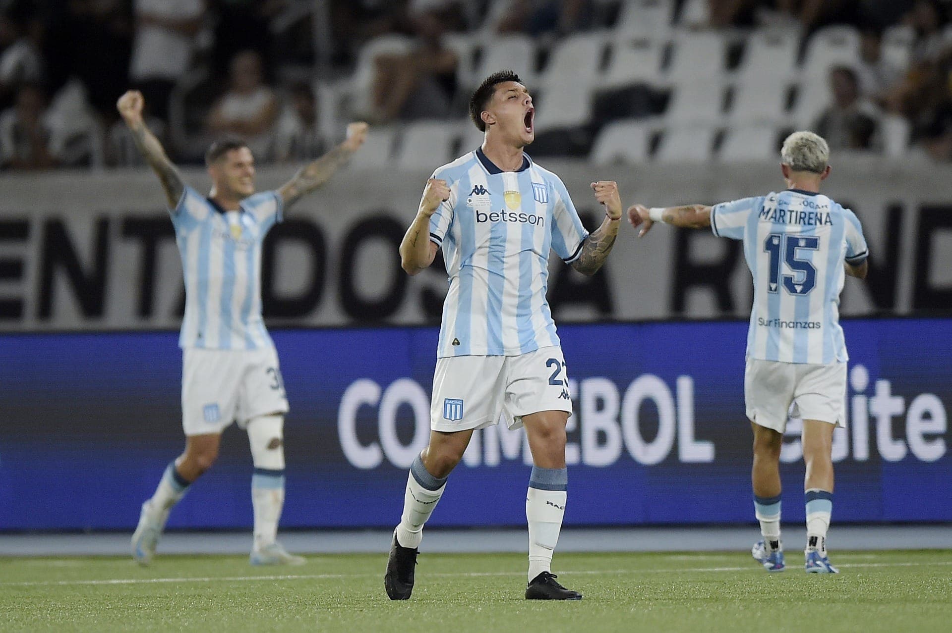 Racing comemora contra o Botafogo