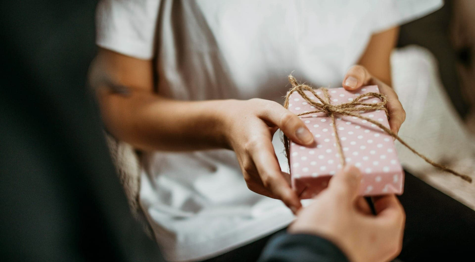 De perfumes a itens para cuidar dos cabelos, veja opções de itens presenteáveis