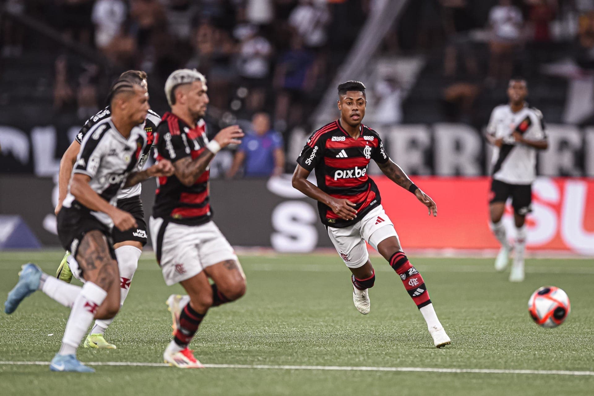 Titular absoluto do Flamengo, Bruno Henrique foi recentemente indiciado pela justiça por suspeita de envolvimento com apostas. Sábado tem clássico Vasco x Flamengo