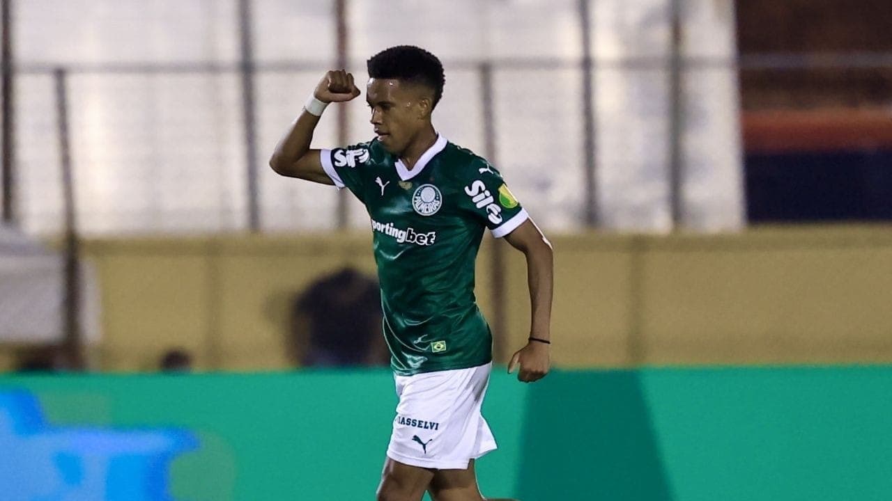 Estêvão comemora gol do Palmeiras