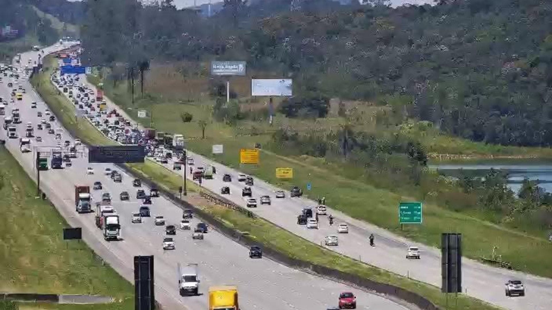 Tráfego intenso na descida para o litoral de SP
