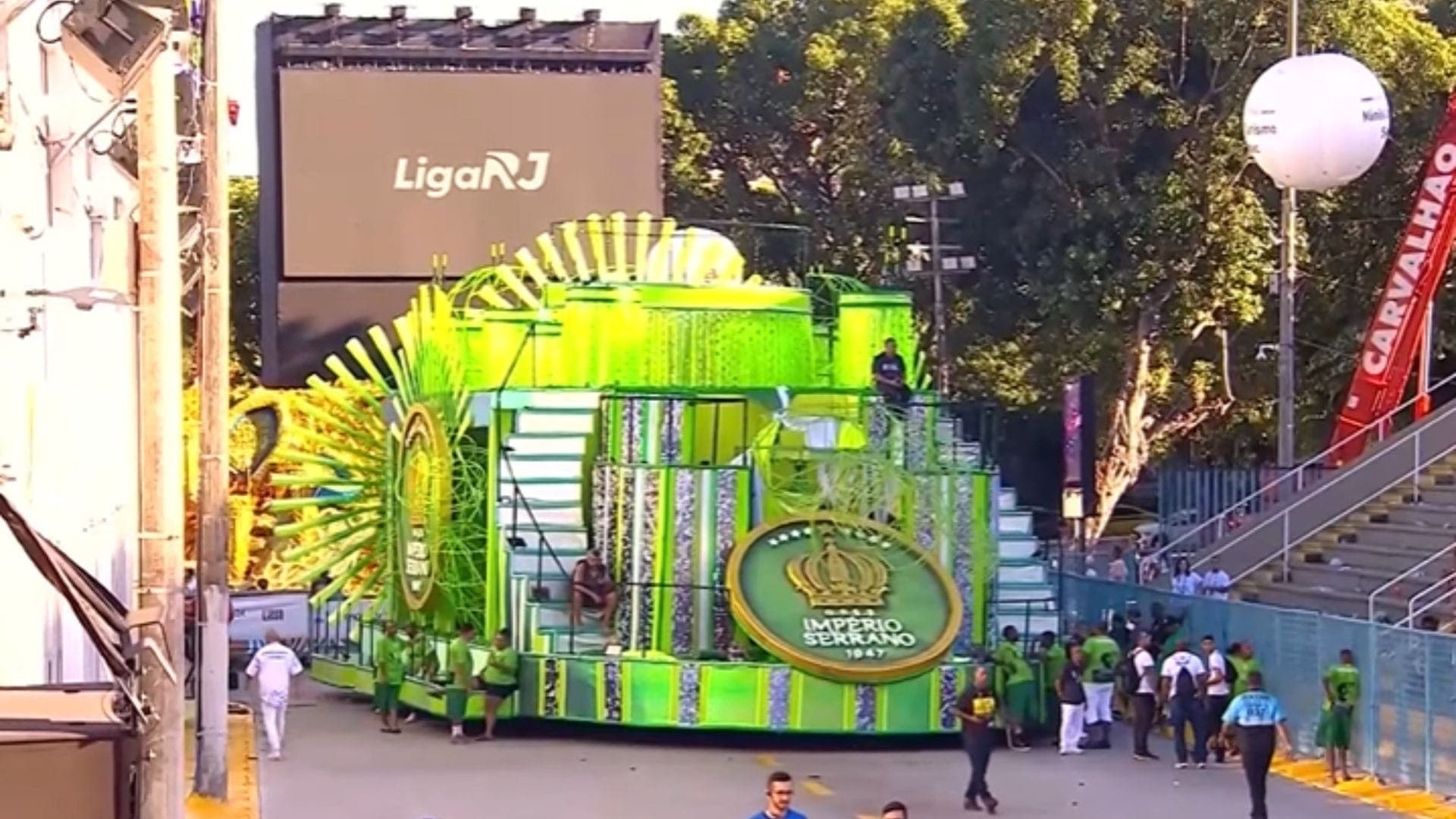 Carro da Império Serrano quebrou na Sapucaí