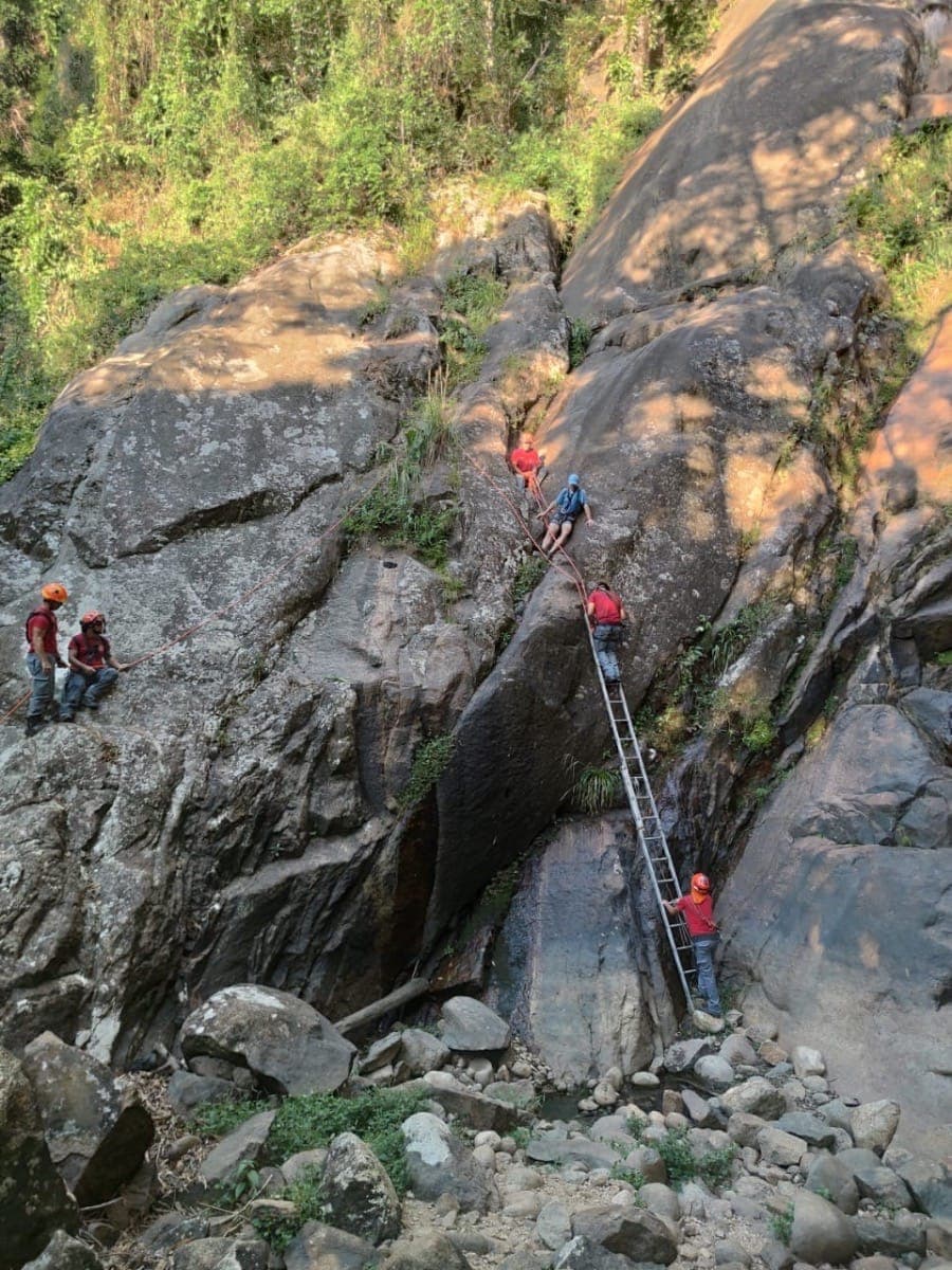 Turista alemão é resgatado em Ilhabela após escalar cachoeira e não conseguir descer 