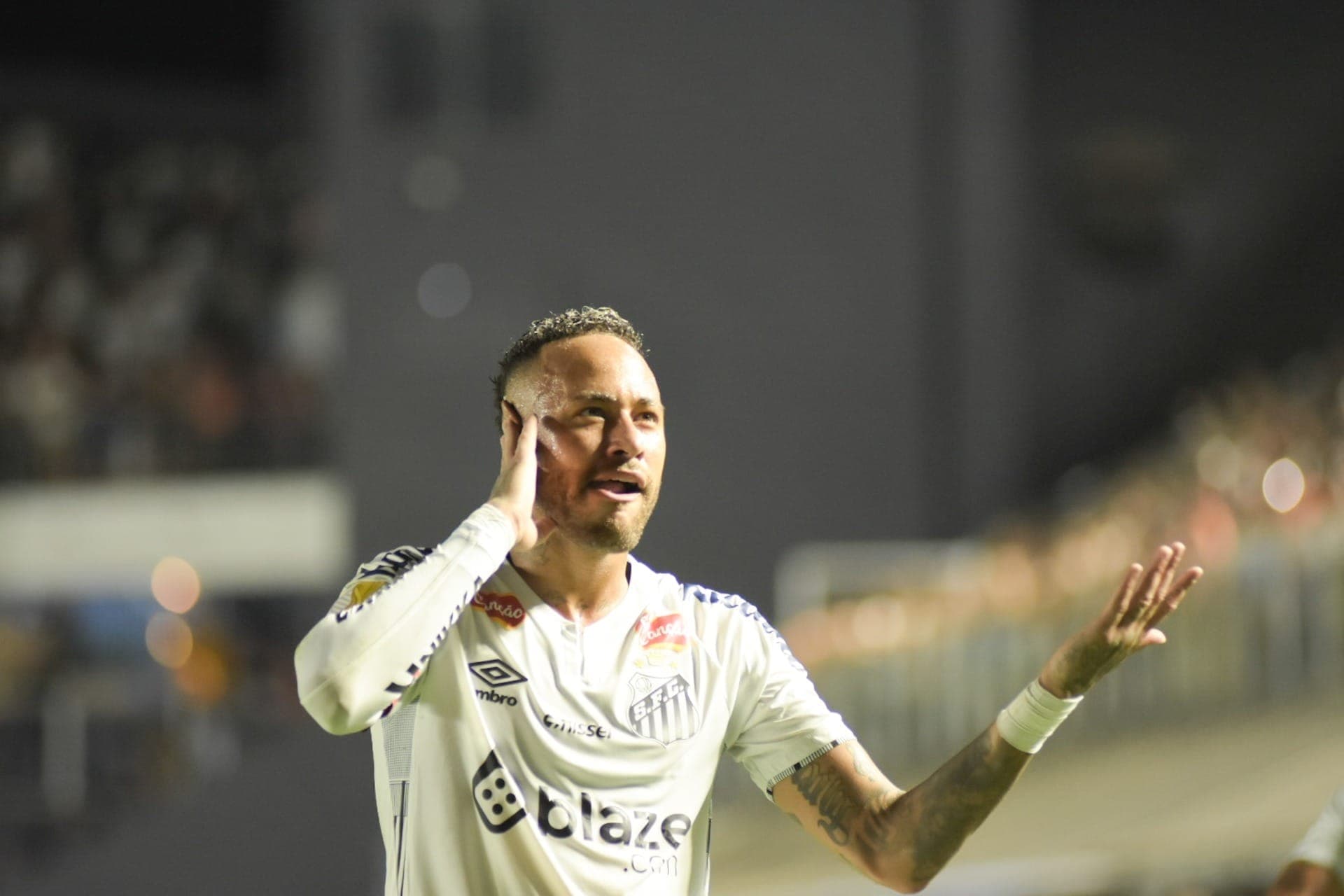 Neymar comemora gol de falta contra o Red Bull