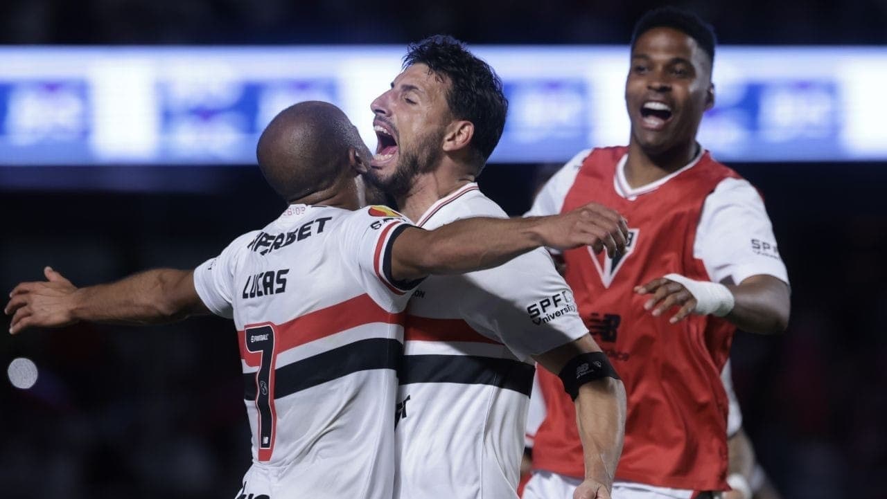 Calleri comemora gol com Lucas no Morumbi