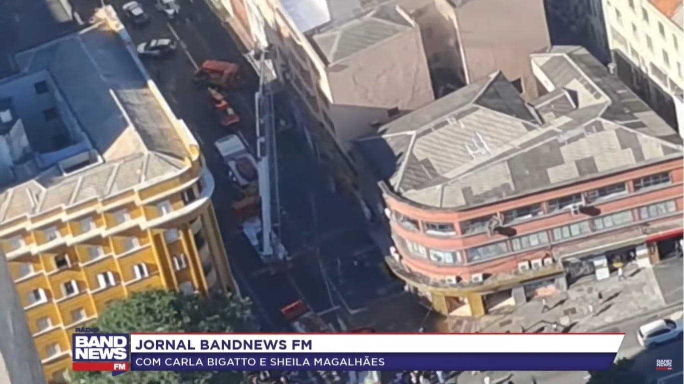 Prédio na região central de São Paulo pega fogo