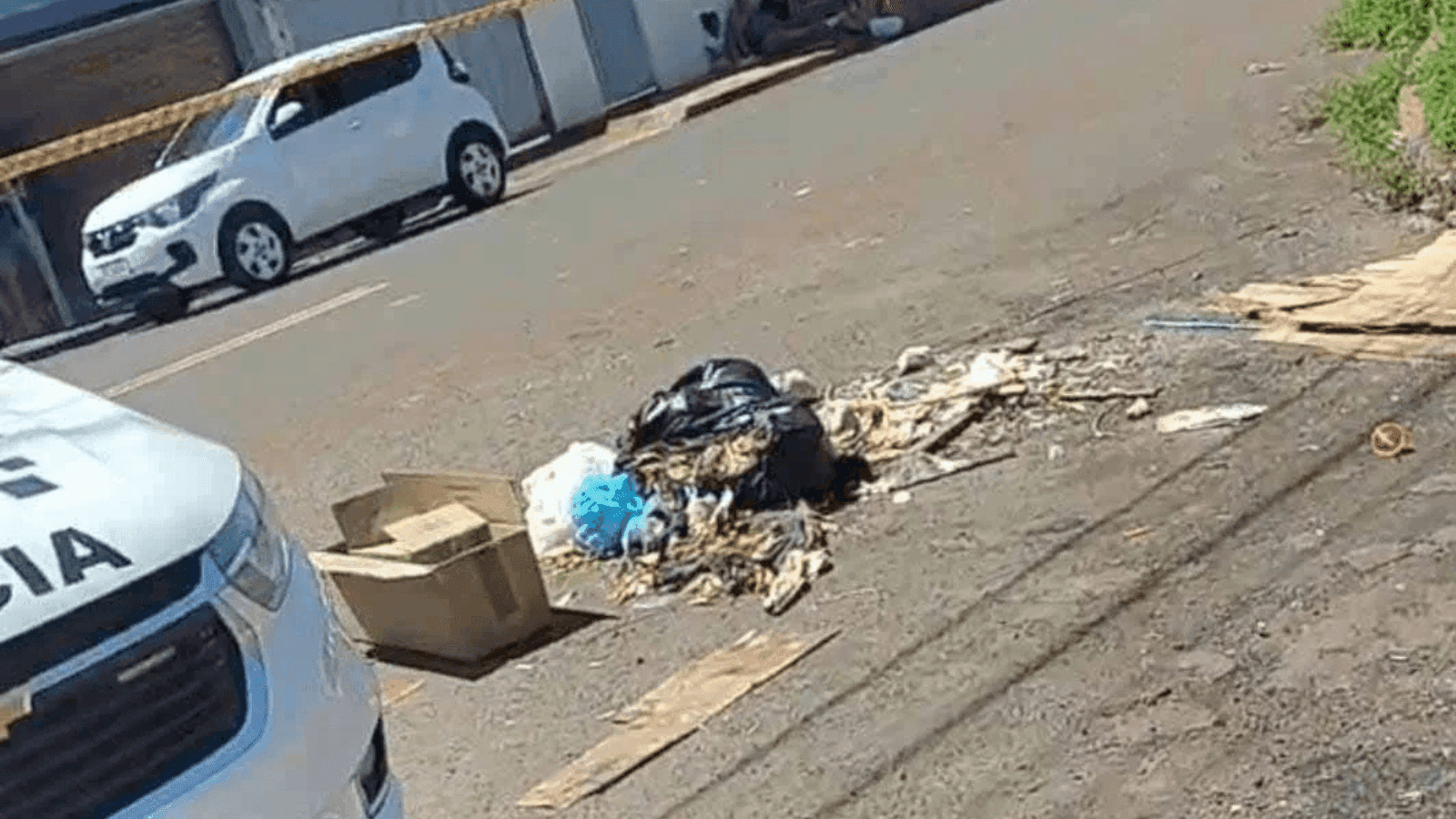 A criança estava dentro de uma caixa de papelão