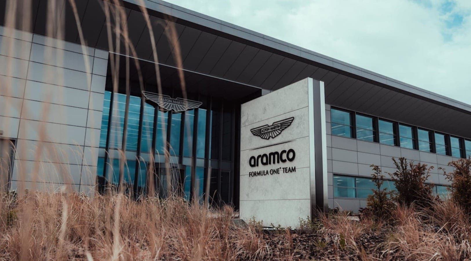 Italiano foi anunciado pela Aston Martin assim que deixou a Ferrari, mas precisa cumprir período de espera