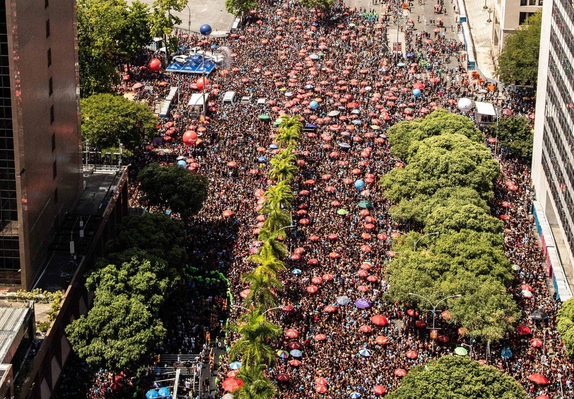 Avenida tomada de foliões no Centro do Rio