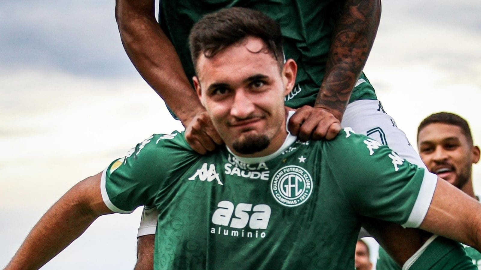 João Marcelo comemora gol do Guarani