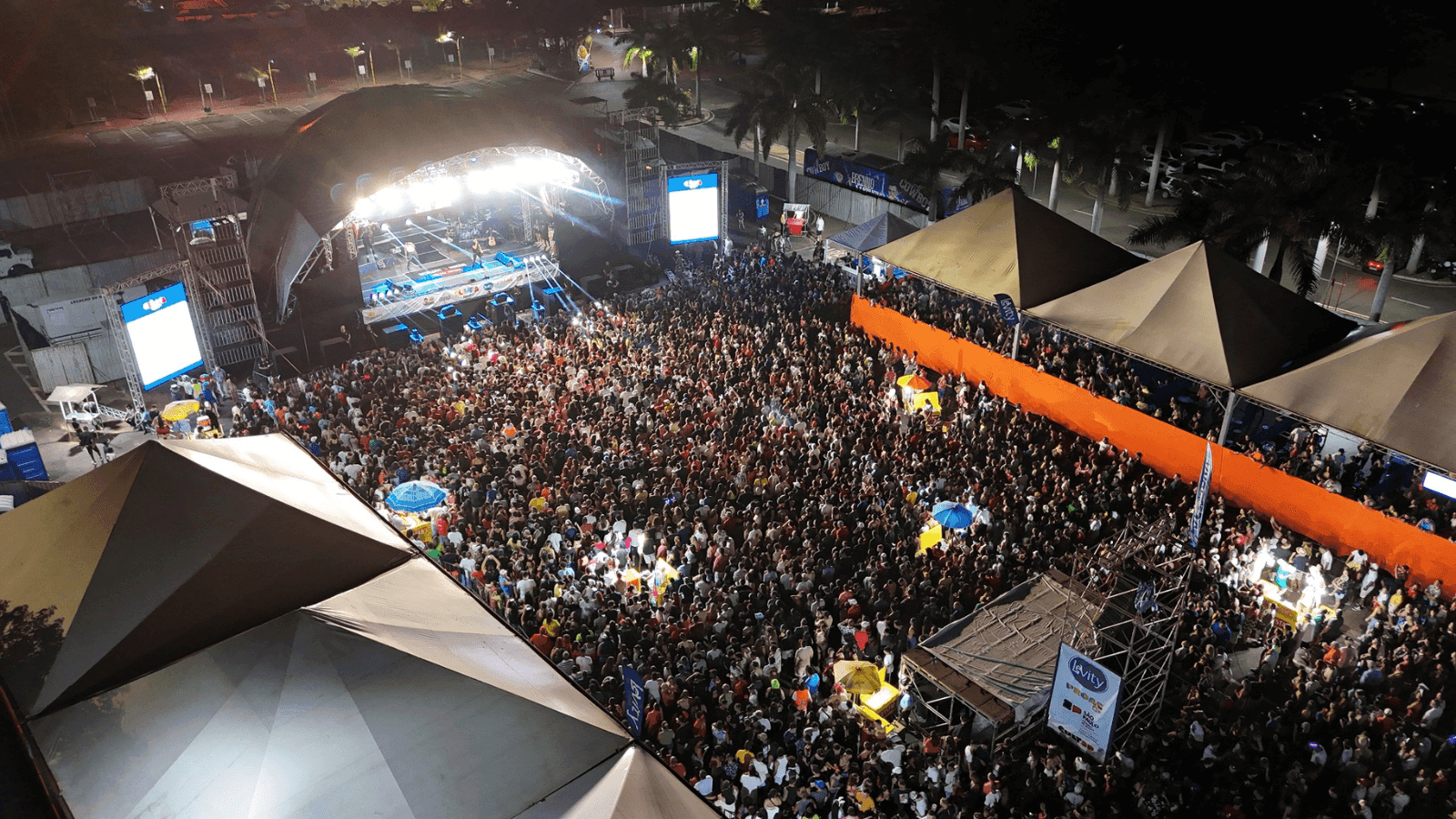 O evento teve shows, desfiles e matinês