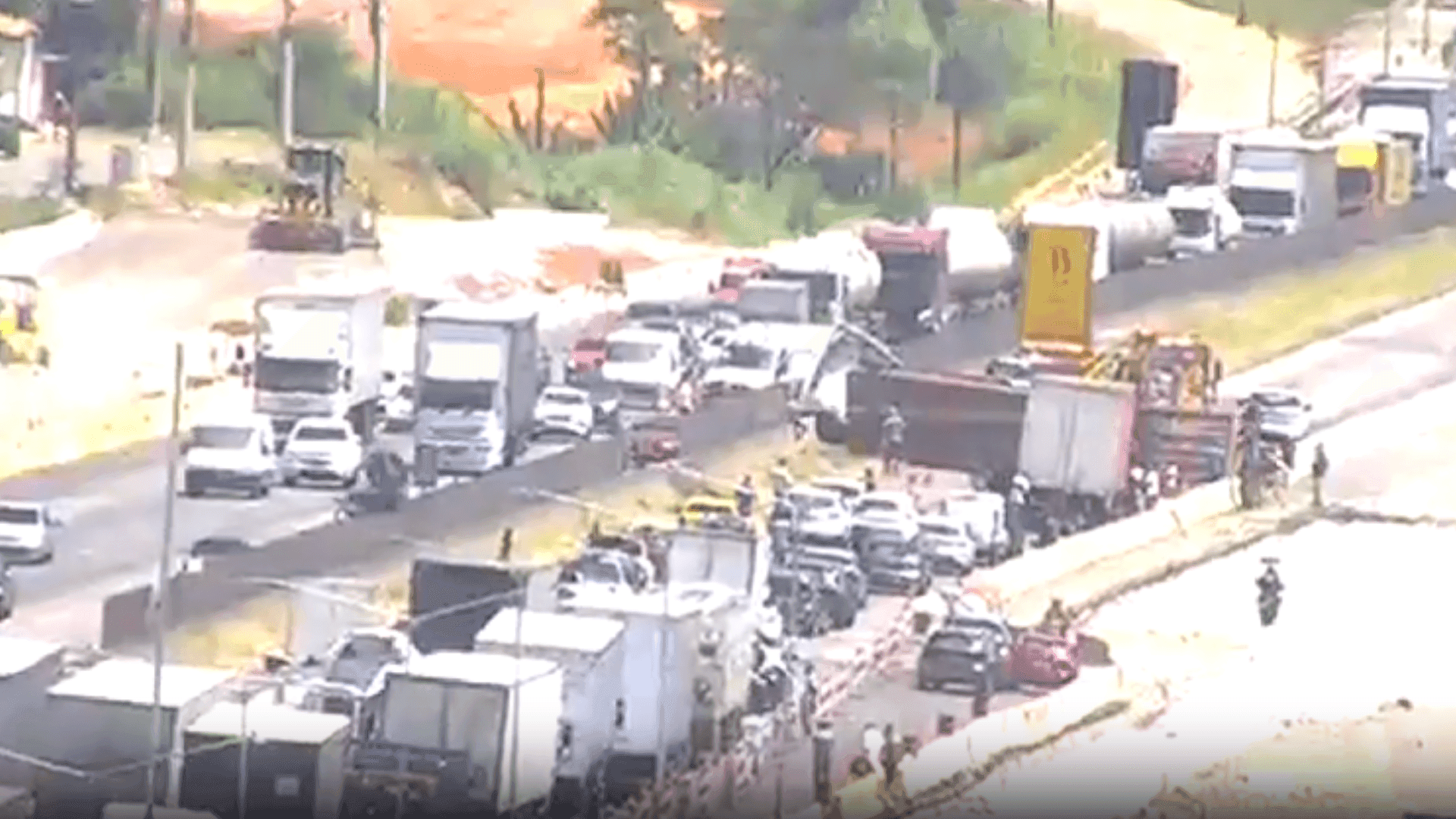 Carreta tomba e bloqueia totalmente a Dutra em São José dos Campos
