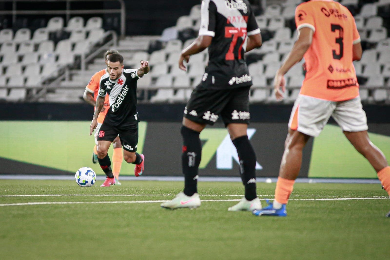Coutinho faz golaço e Vasco vence o Nova Iguaçu