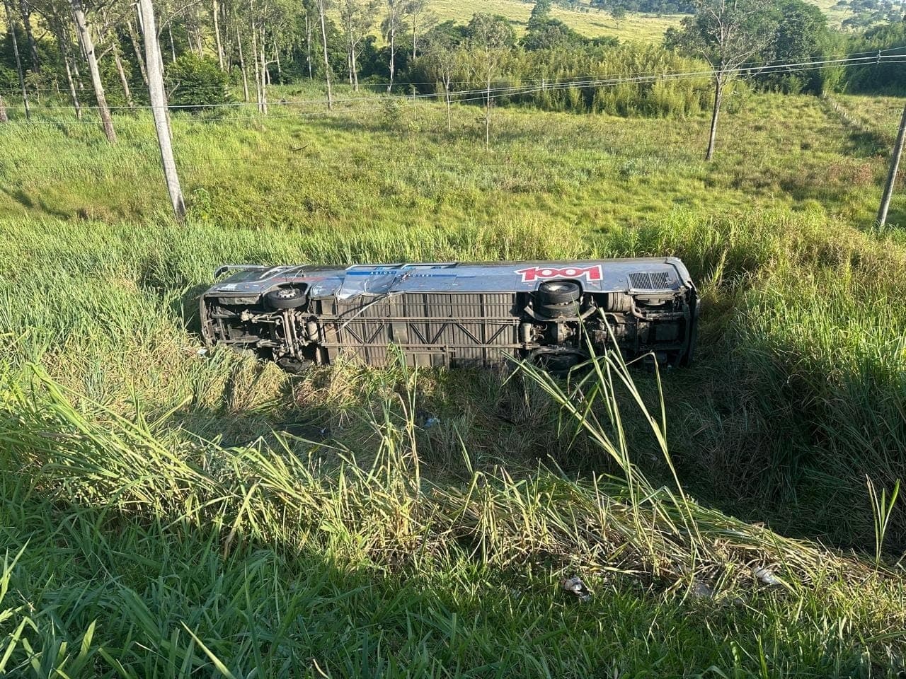 Ônibus cai em ribanceira na Dutra e deixa um morto e 26 feridos em Pindamonhangaba