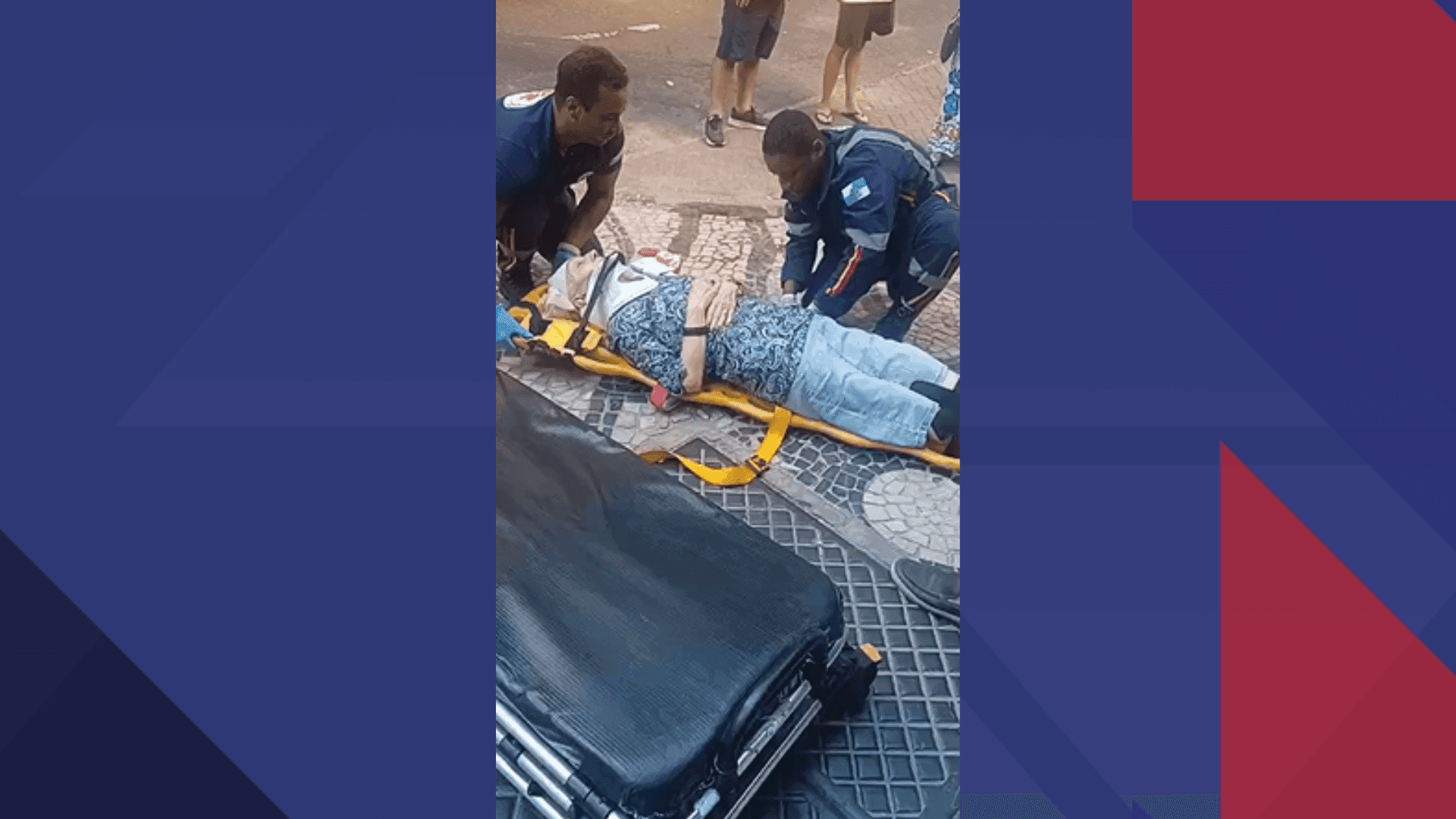 Médicos do SAMU colocando a vítima em uma maca