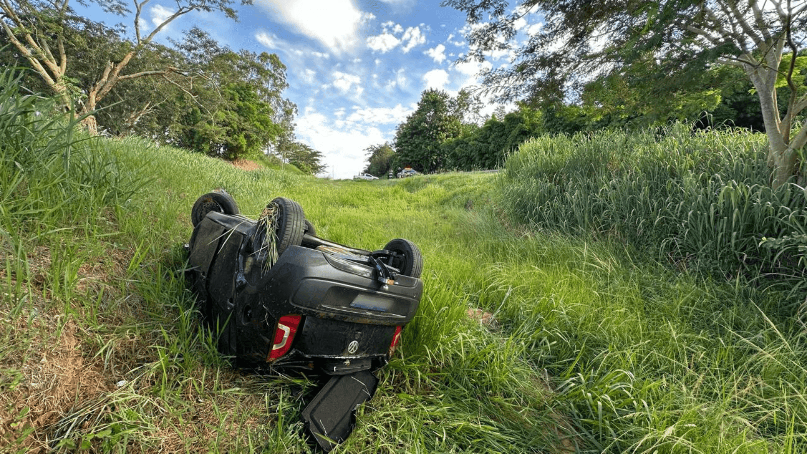 O motorista foi resgatado com ferimentos leves