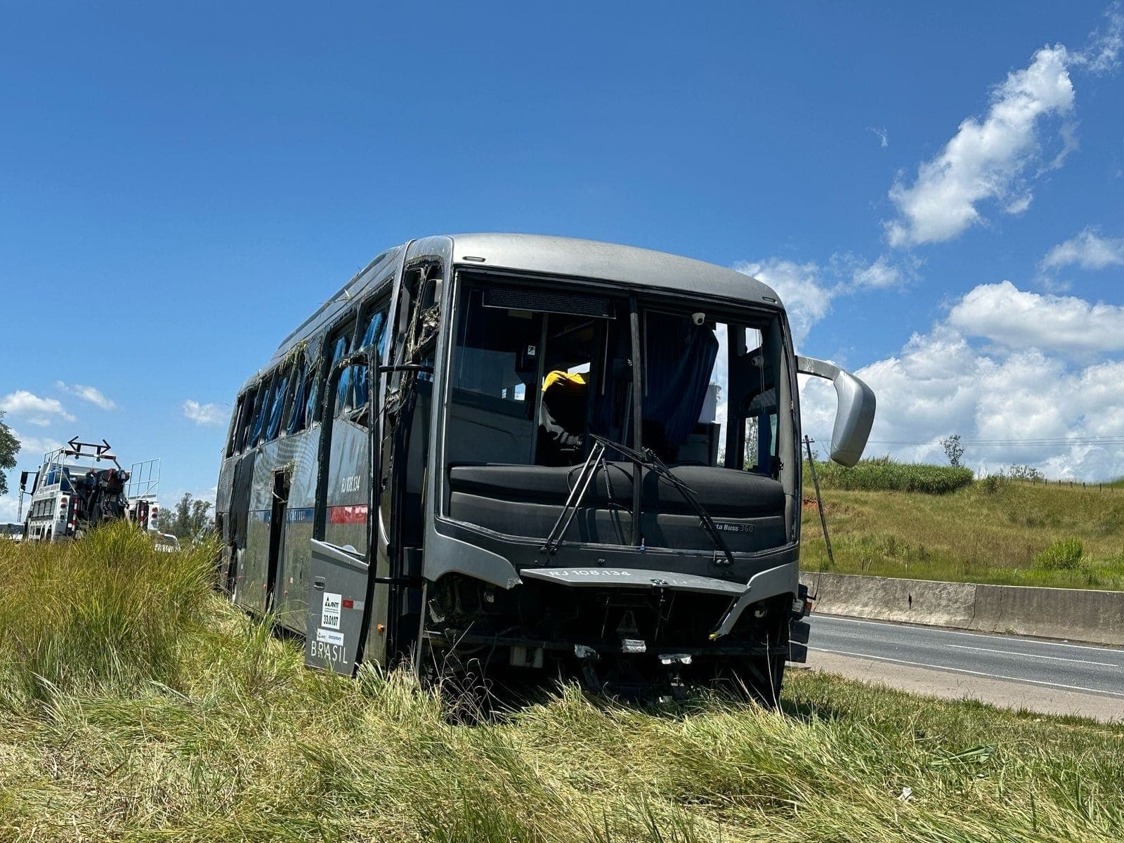Ônibus que tombou na Dutra transportava passageiros de outro ônibus que teve pane em Aparecida
