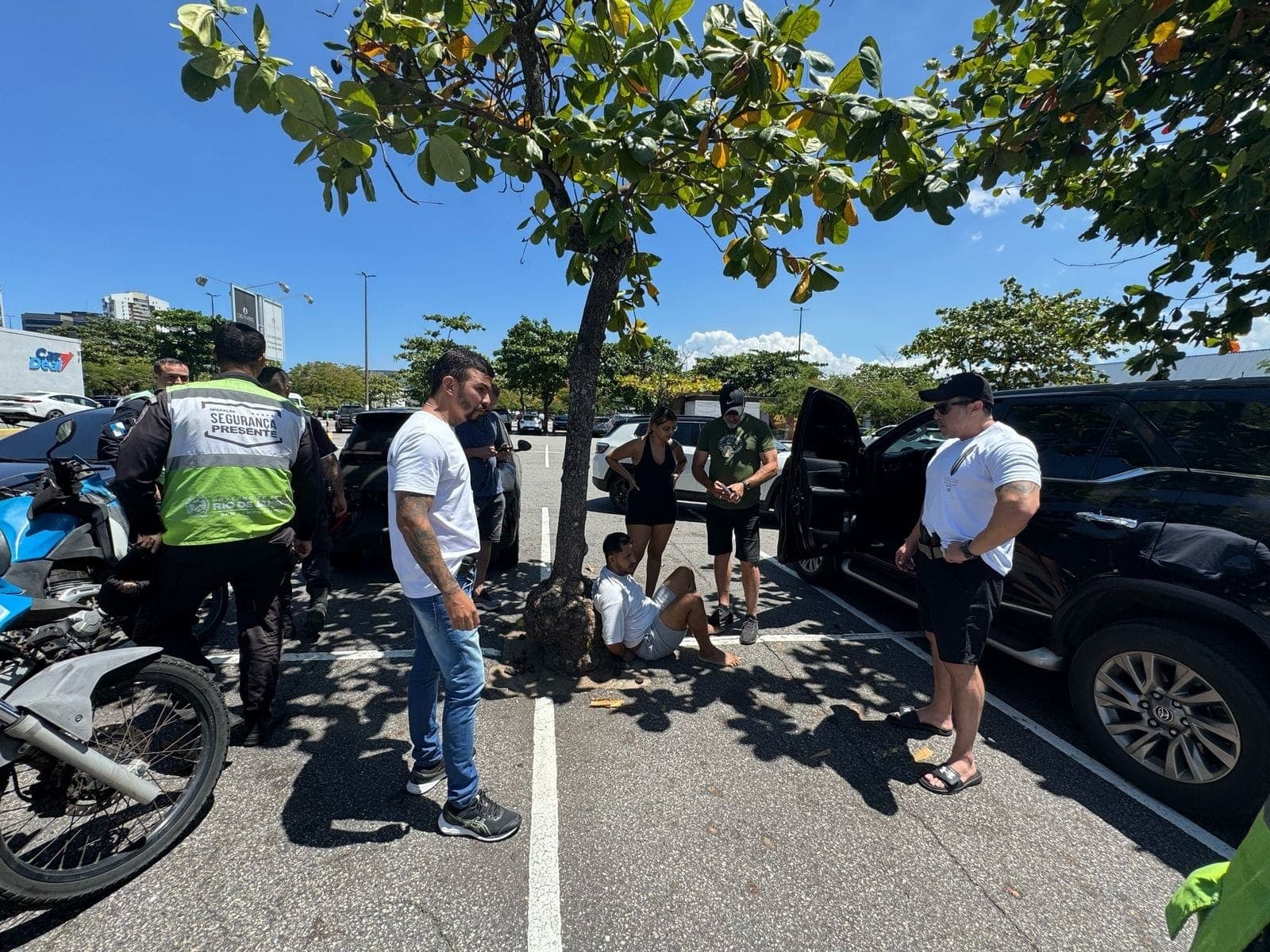 Homem preso em shopping na Zona Oeste do Rio
