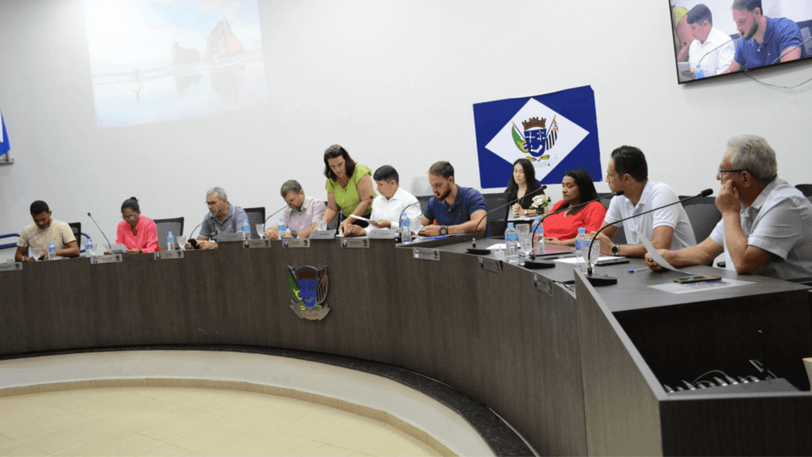 Também foram aprovados três requerimentos