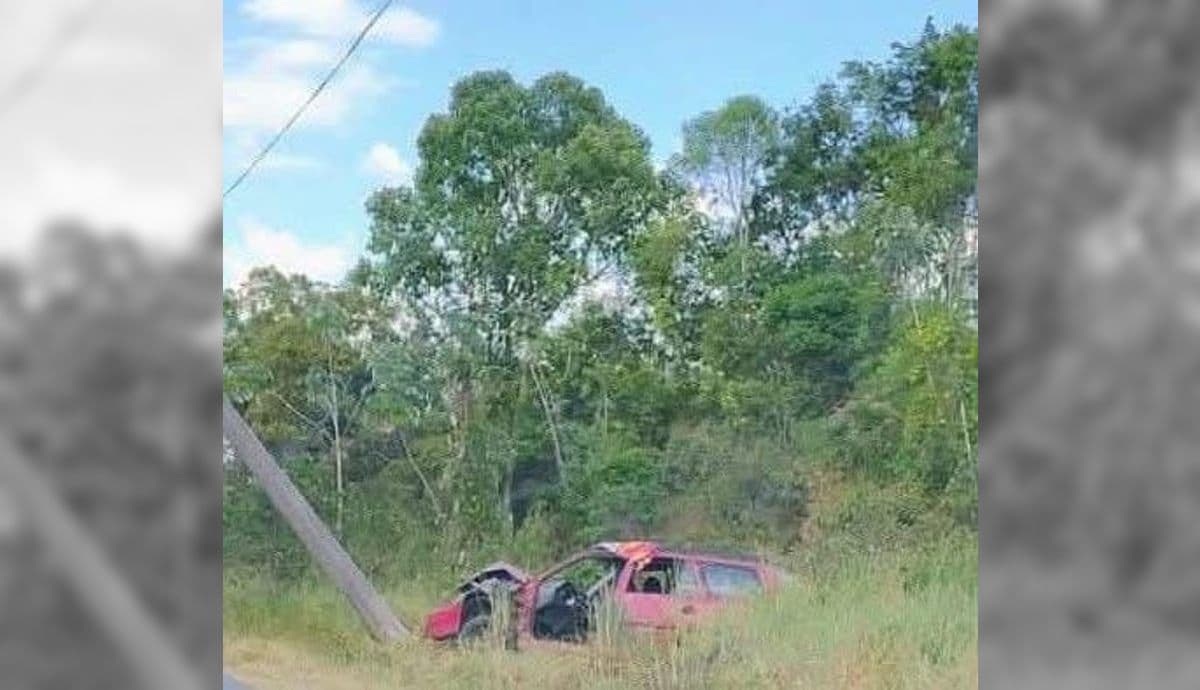 Carro ficou destruído