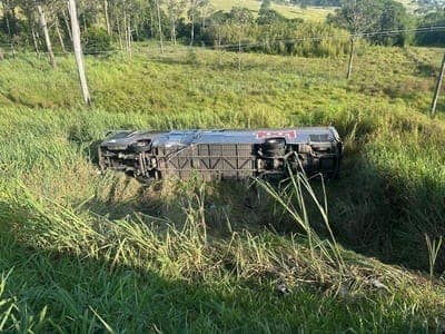Ônibus cai em ribanceira na Dutra