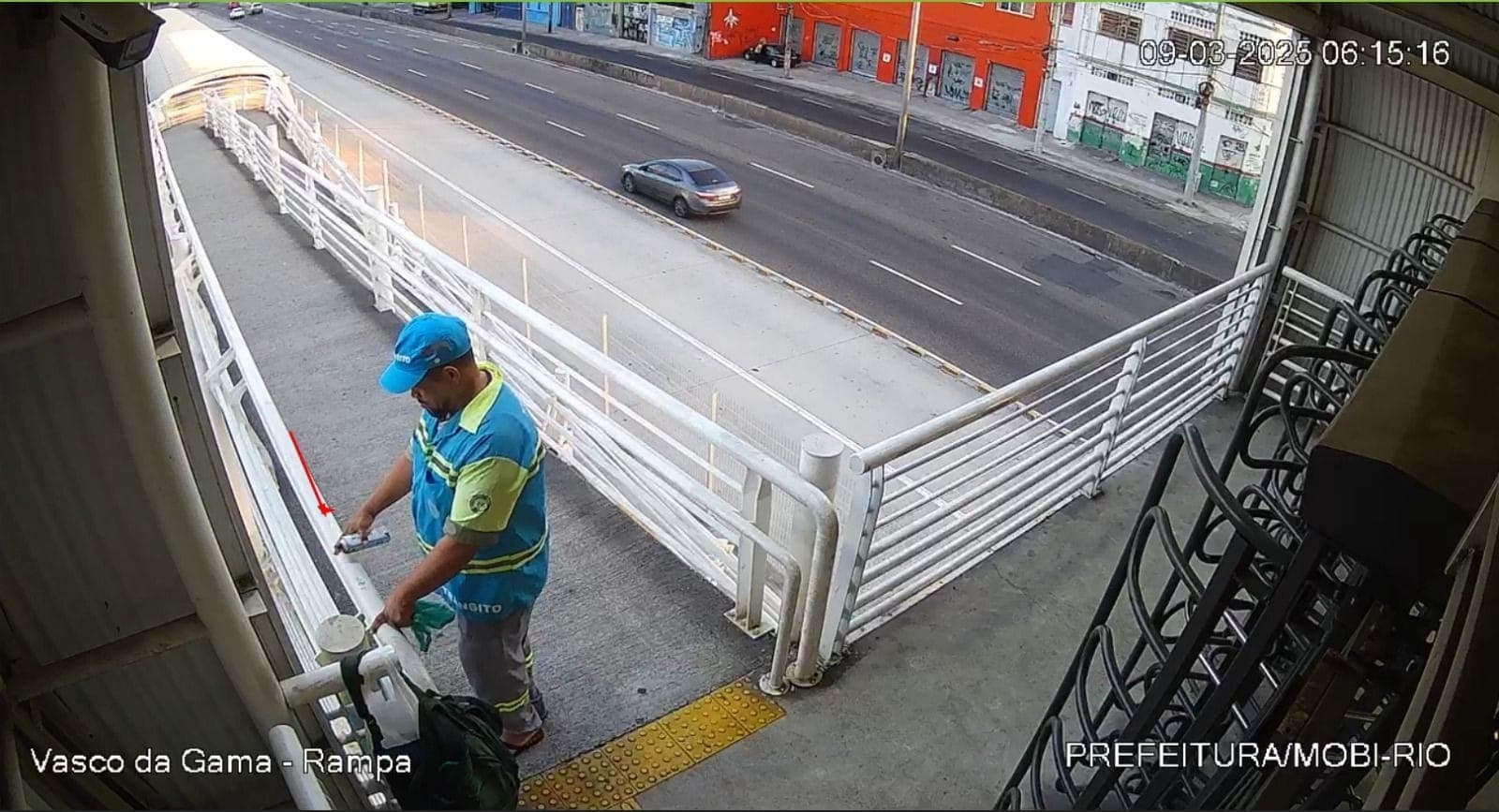 Homem picha BRT da estação Vasco da Gama