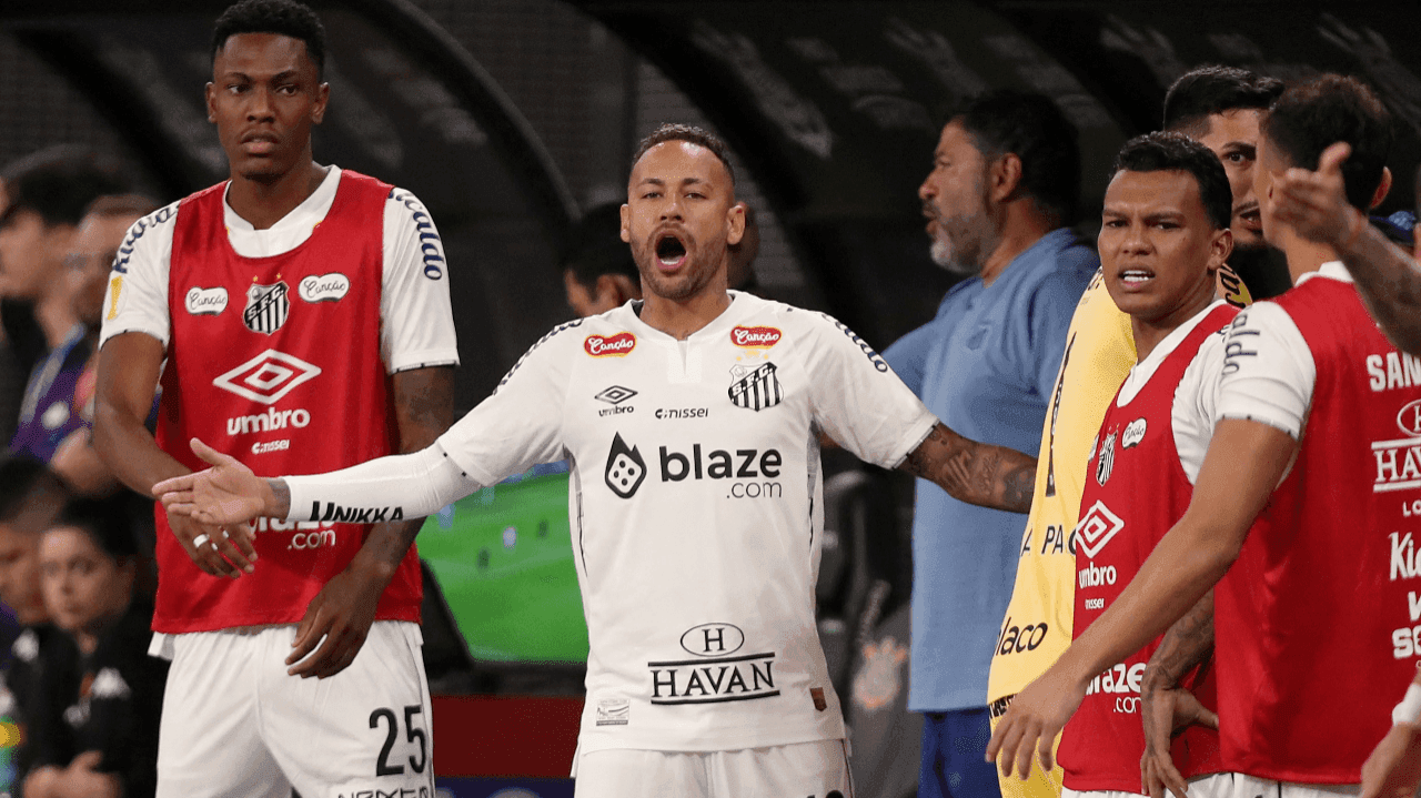 Neymar no banco em jogo contra o Corinthians