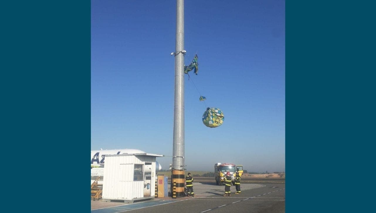 Objeto ficou preso em uma torre de iluminação
