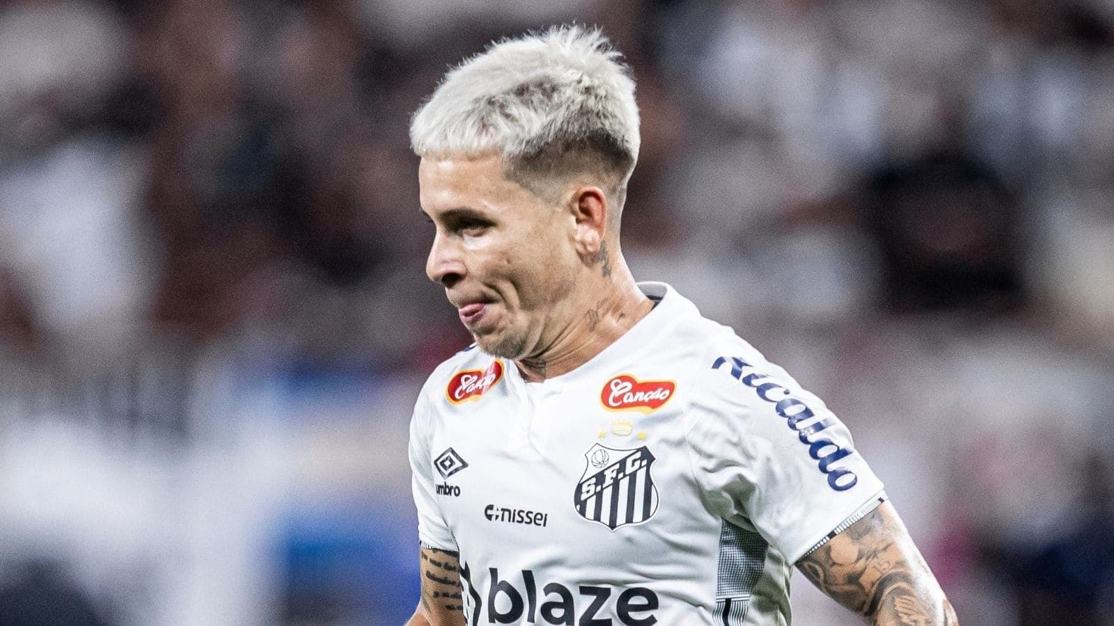 Soteldo, atacante do Santos, contra o Corinthians