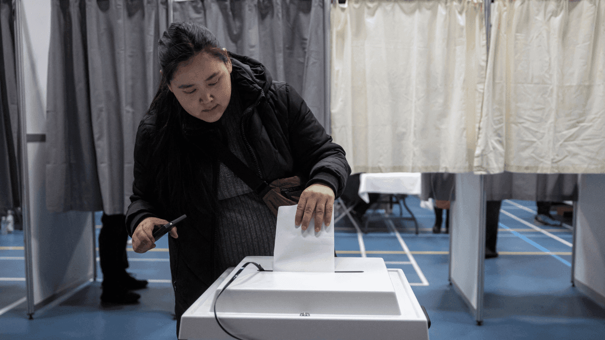 Eleitora votando em Nuuk, na Groenlândia