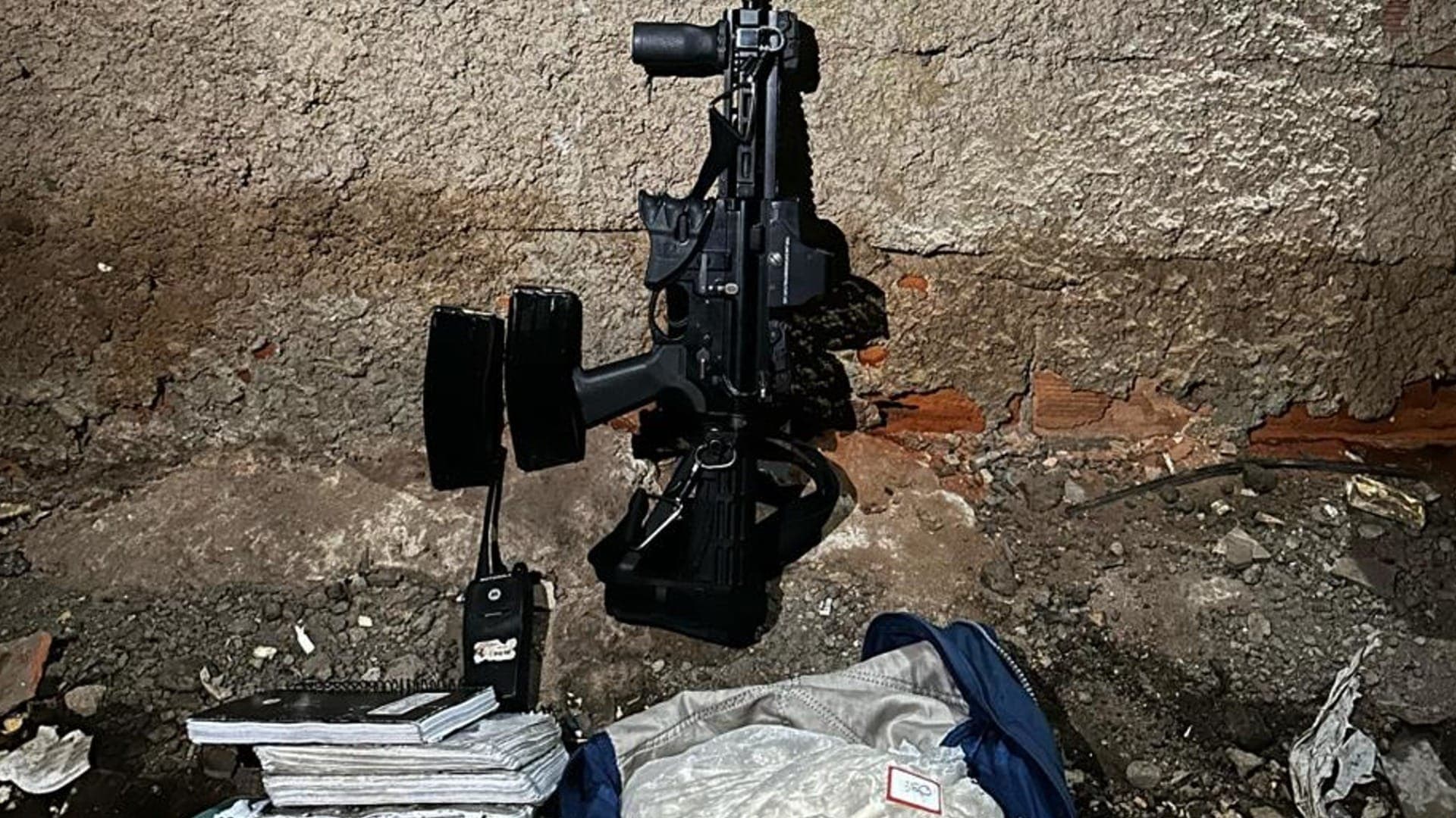 Arma, rádio e outros itens apreendidos na ação