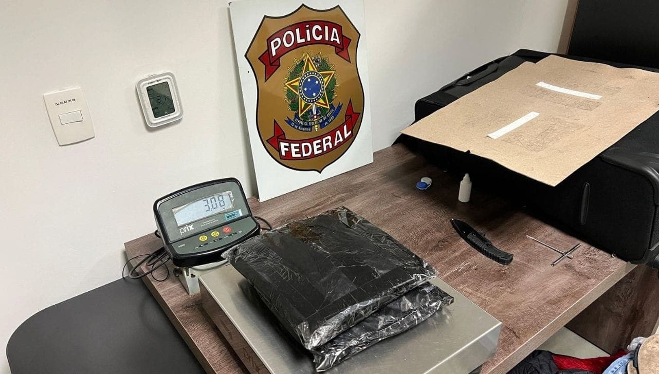 Cocaína estava escondida no fundo falso da mala