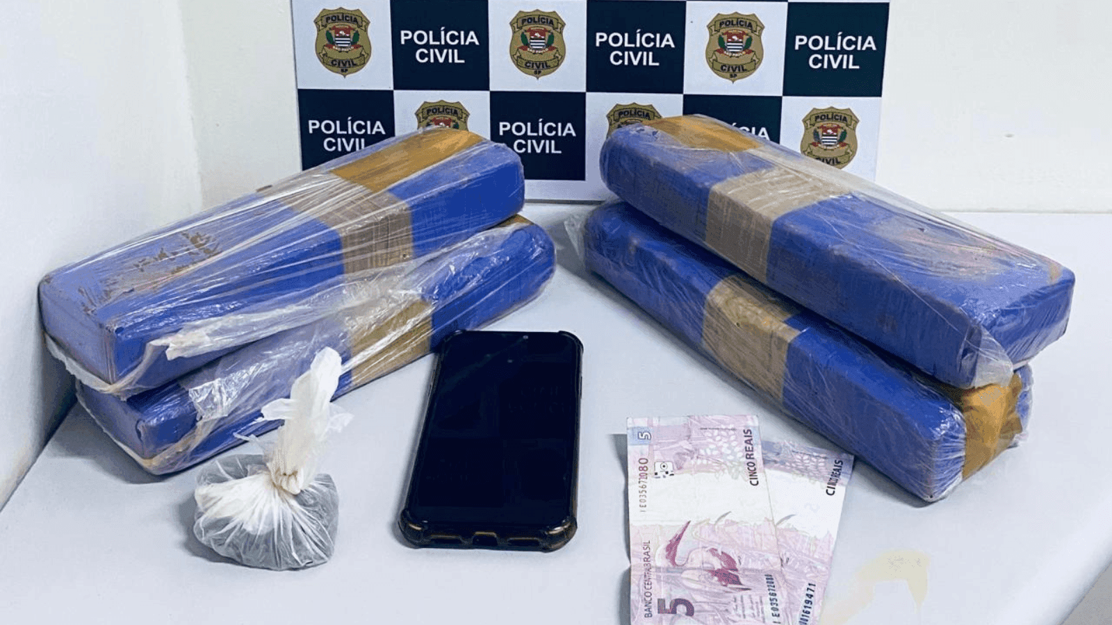Dois homens foram presos por tráfico de drogas