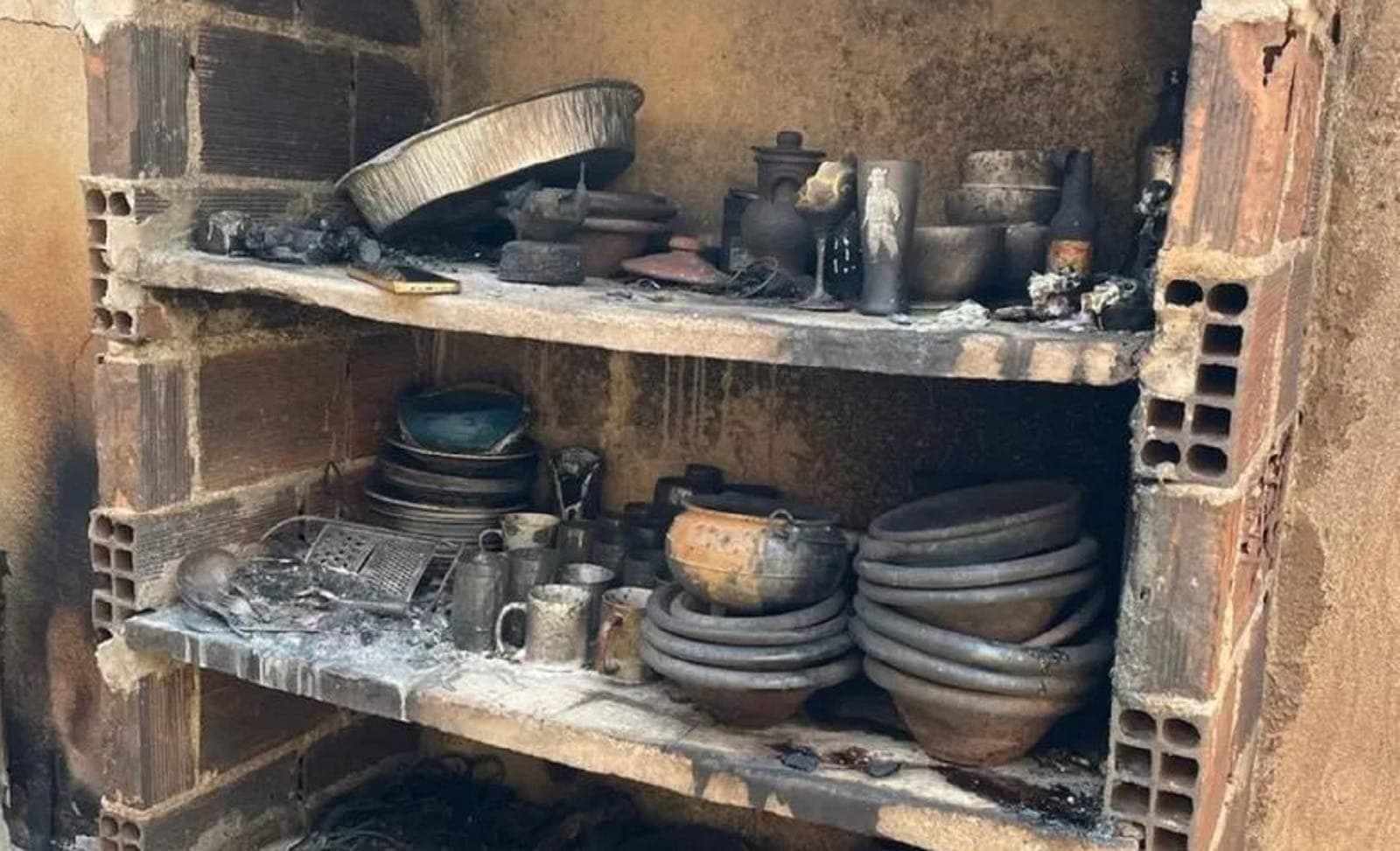 Materiais incendiados no terreiro