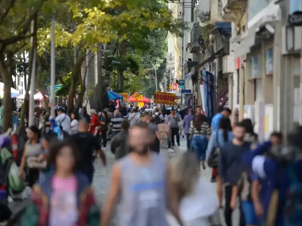 Pedestres nas ruas do Saara