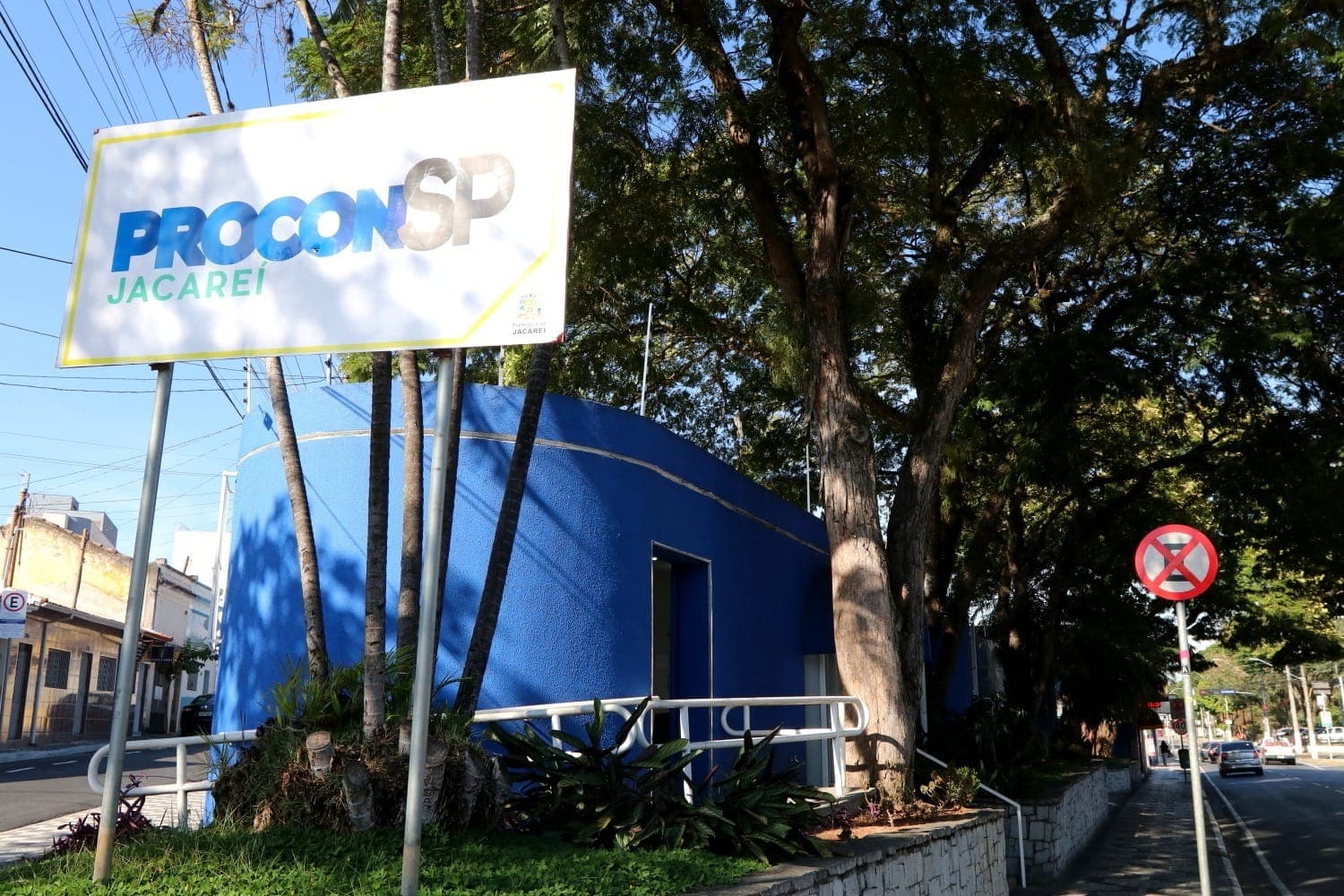 Procon de Jacareí realiza ação de orientação ao público por conta do dia do consumidor