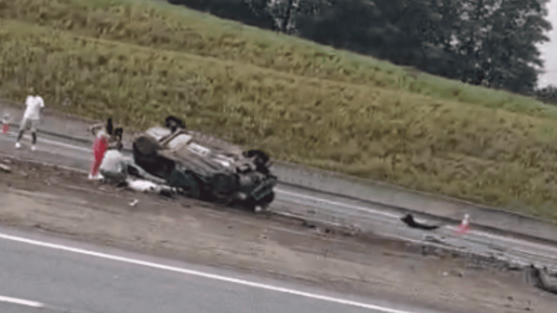 Acidente deixa três pessoas feridas e bloqueia rodovia Carvalho Pinto em Caçapava