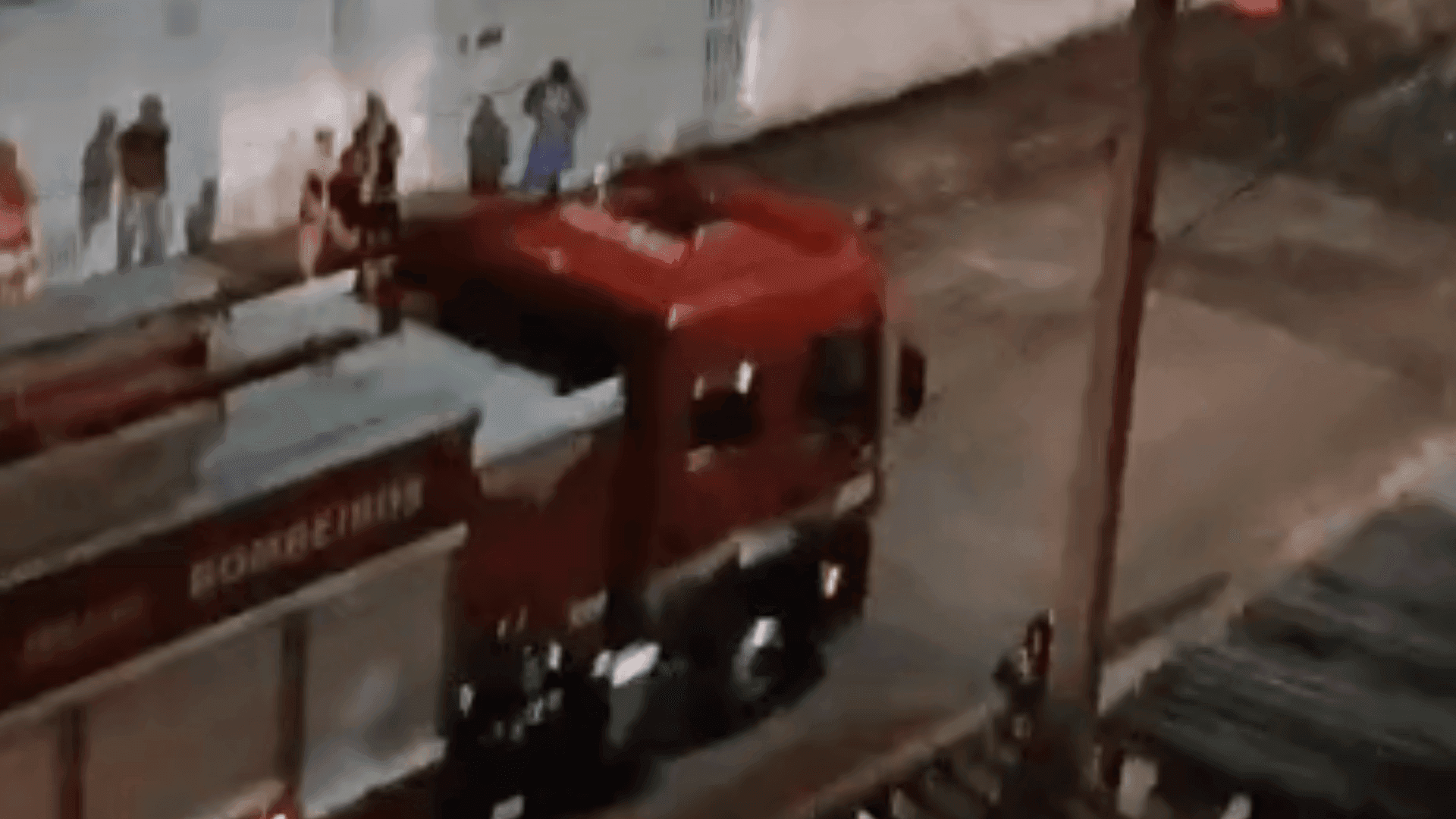 Casa pega fogo e fica parcialmente destruída em Caraguatatuba
