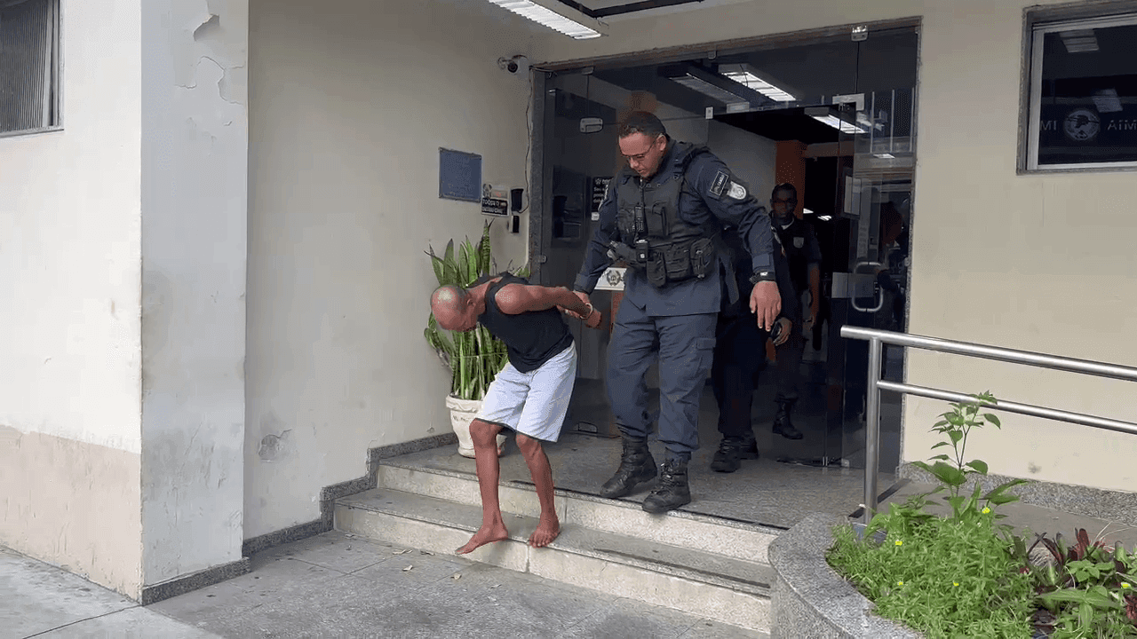 O bandido tentou fugir a pé, mas foi preso e encaminhado para a delegacia 