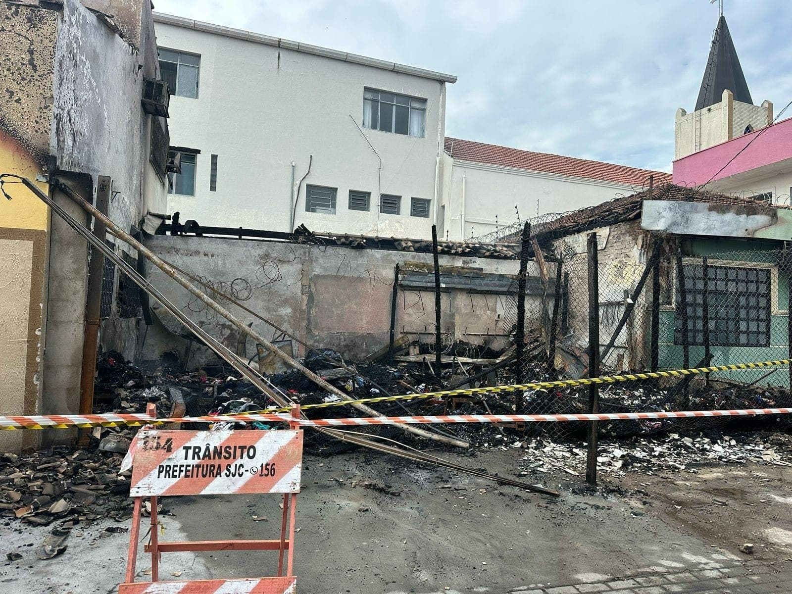 Abrigo ficou destruído após incêndio