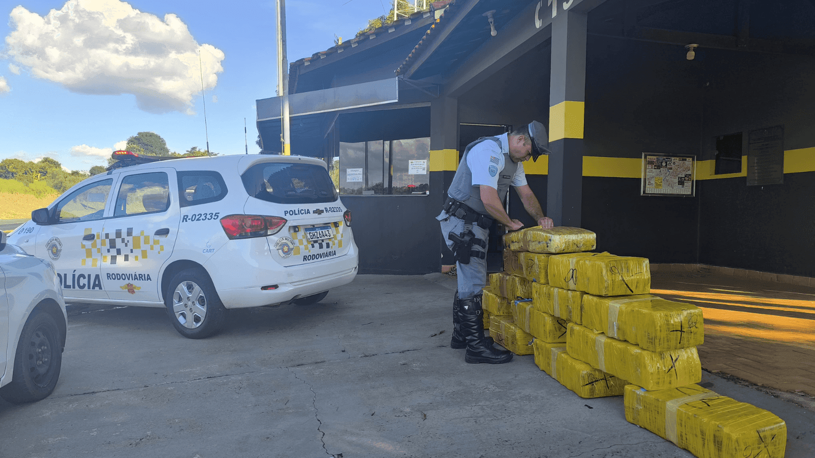 A droga estava escondida dentro do veículo