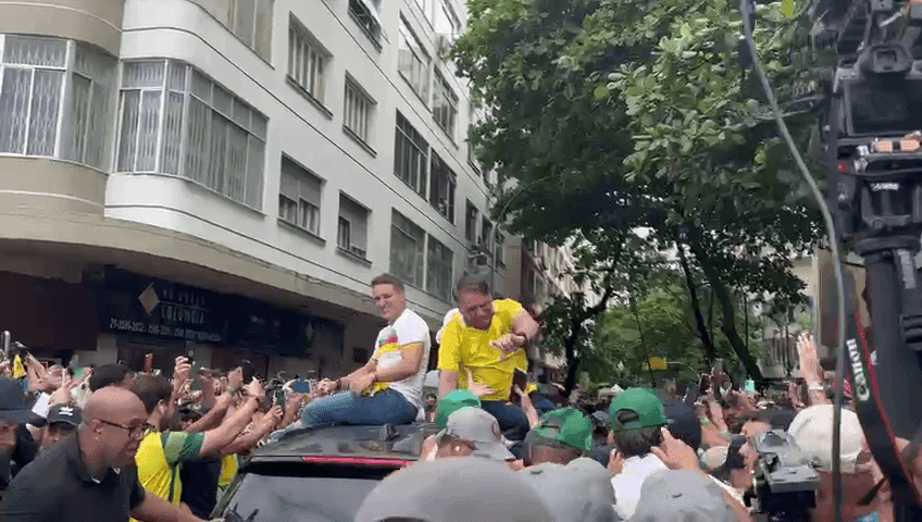 Bolsonaro pelas ruas de Copacabana