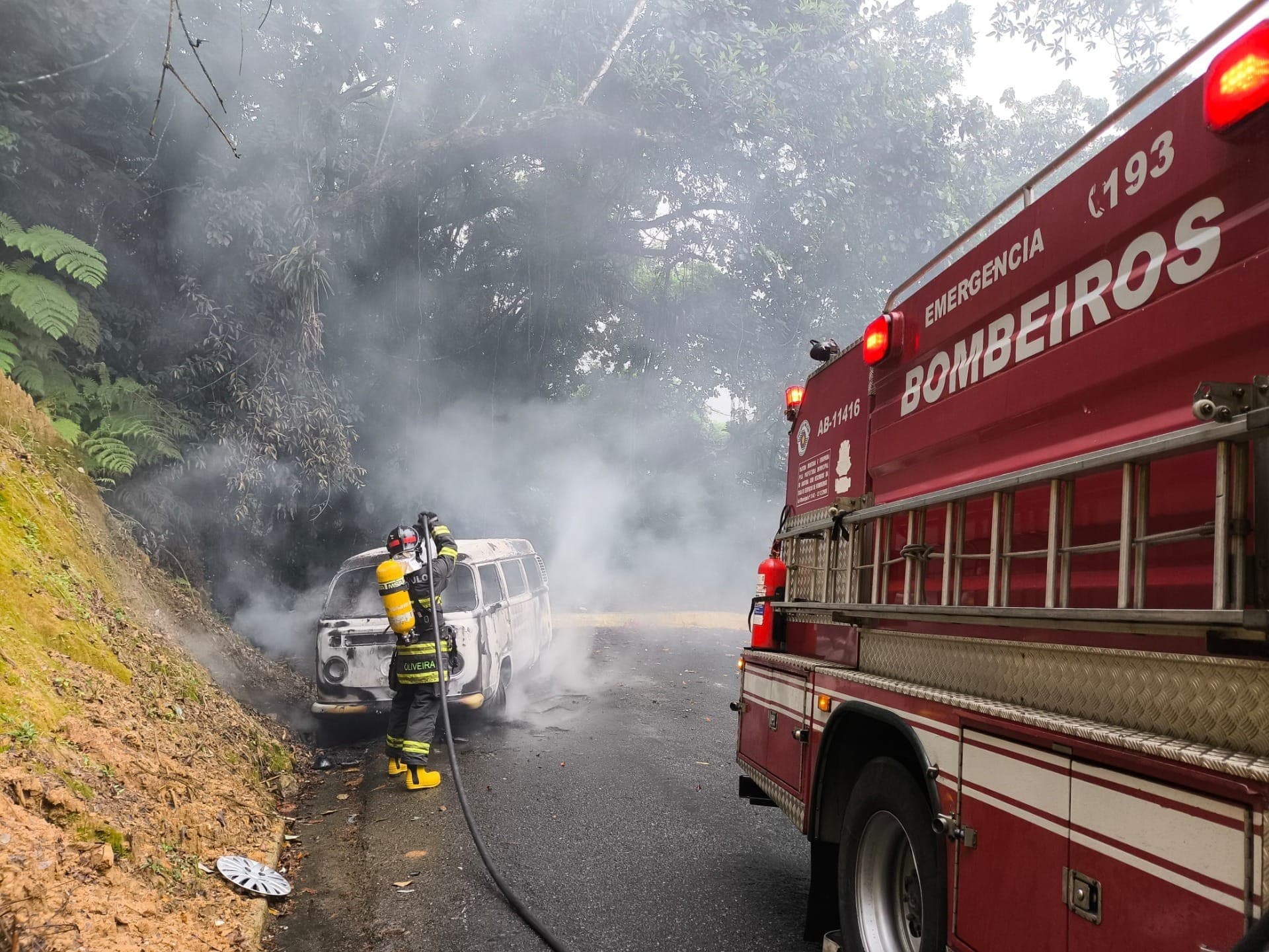 Bombeiros apagam chamas em Kombi