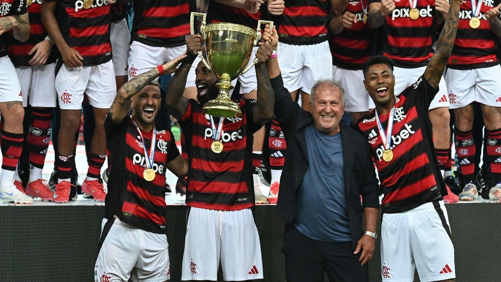 Flamengo celebra título do Carioca com Zico