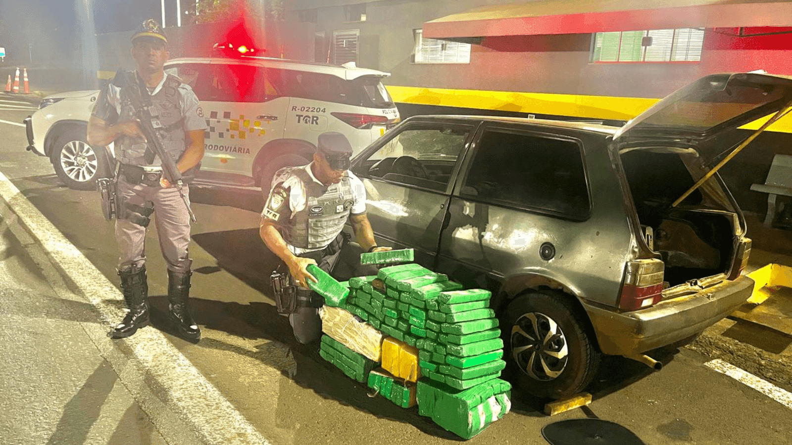 O motorista tentou fugir a pé, mas acabou preso