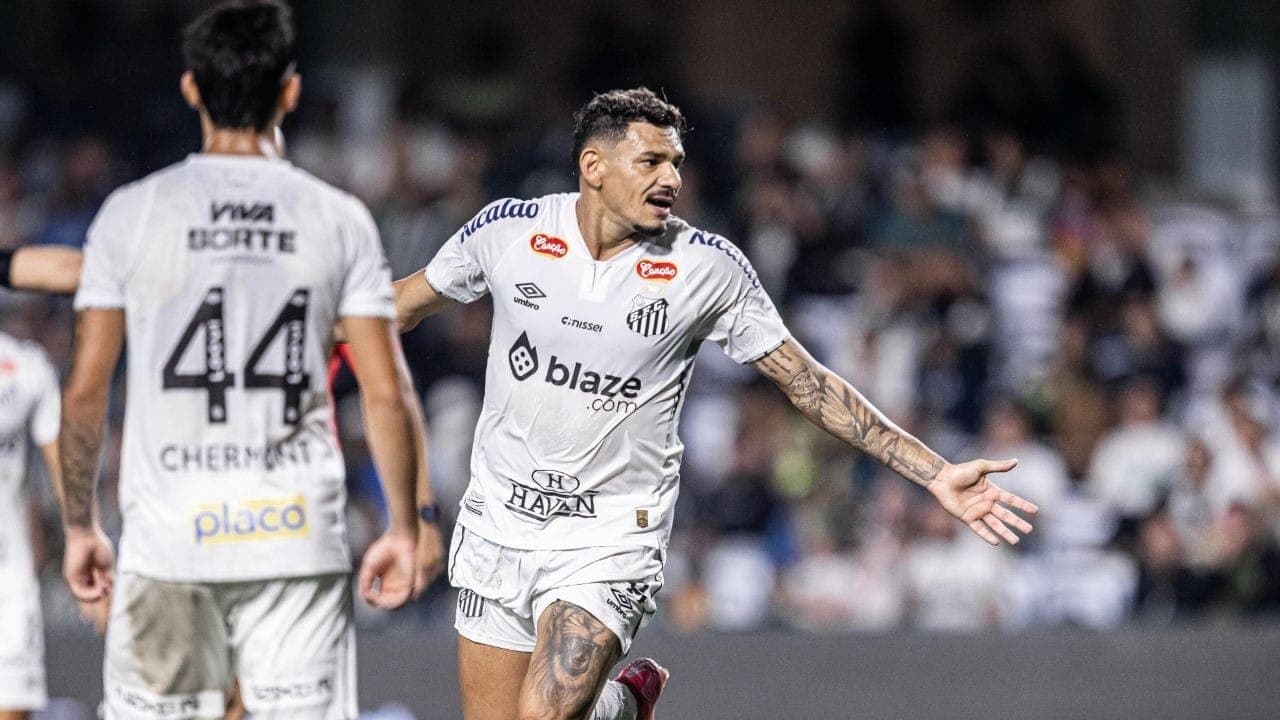 Tiquinho Soarea comemora gol contra o Coritiba